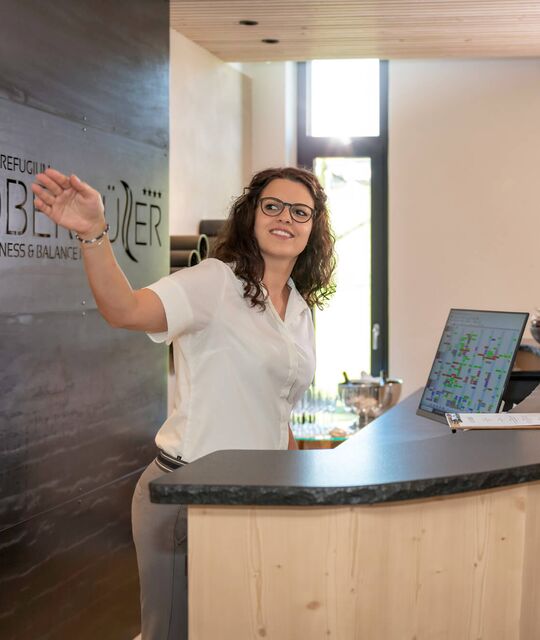 Paar erhält Infomationen an der Rezeption